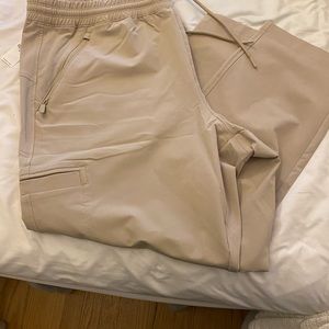 Old navy brand xl tan drawstring pants. Tan in color.
